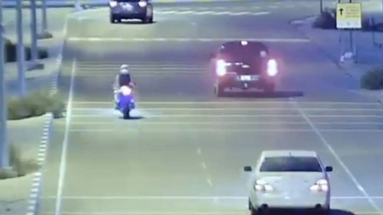 റോഡിലെ അശ്രദ്ധ വിളിച്ചുവരുത്തിയ അപകടം; വീഡിയോ ദൃശ്യങ്ങള് പുറത്തുവിട്ട് അബുദാബി പൊലീസ് റോഡിലെ അശ്രദ്ധ വിളിച്ചുവരുത്തിയ അപകടം; വീഡിയോ ദൃശ്യങ്ങള് പുറത്തുവിട്ട് അബുദാബി പൊലീസ്