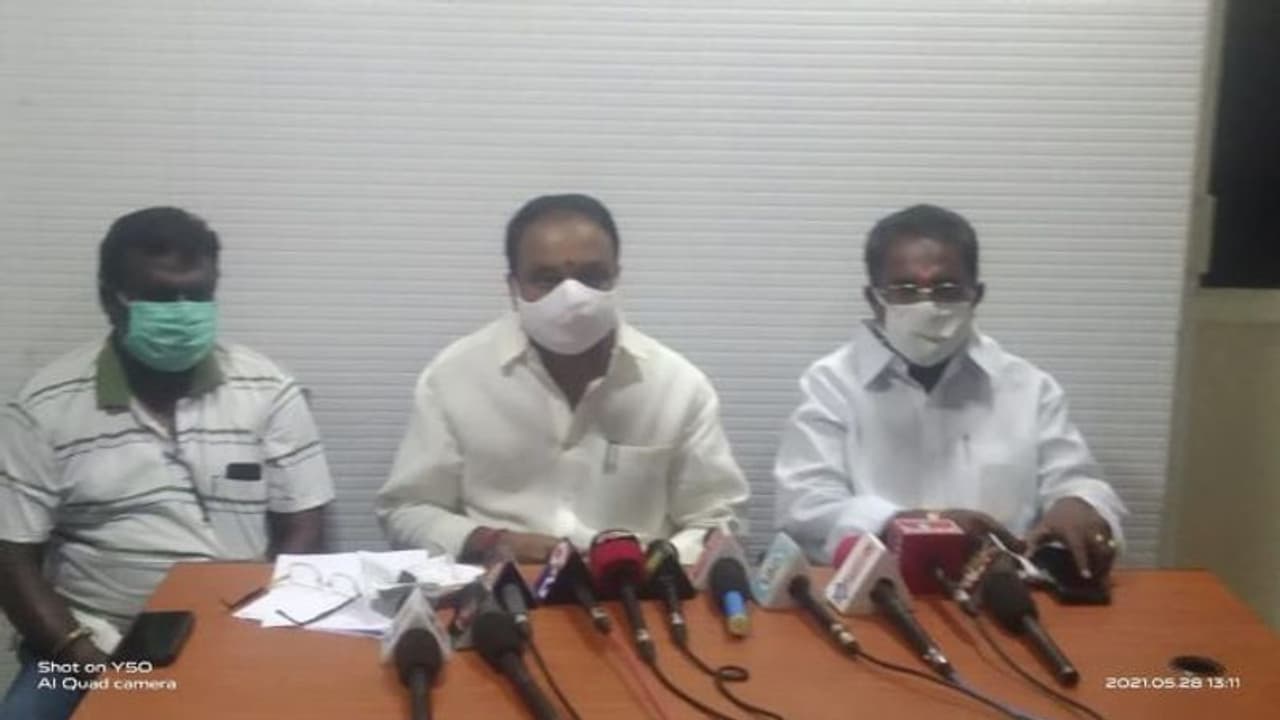 మహానాడు సమయంలోనే బిగ్ షాక్... టిడిపిని వీడిన రాష్ట్ర గ్రంథాలయ సంస్థ మాజీ ఛైర్మన్ మహానాడు సమయంలోనే బిగ్ షాక్... టిడిపిని వీడిన రాష్ట్ర గ్రంథాలయ సంస్థ మాజీ ఛైర్మన్