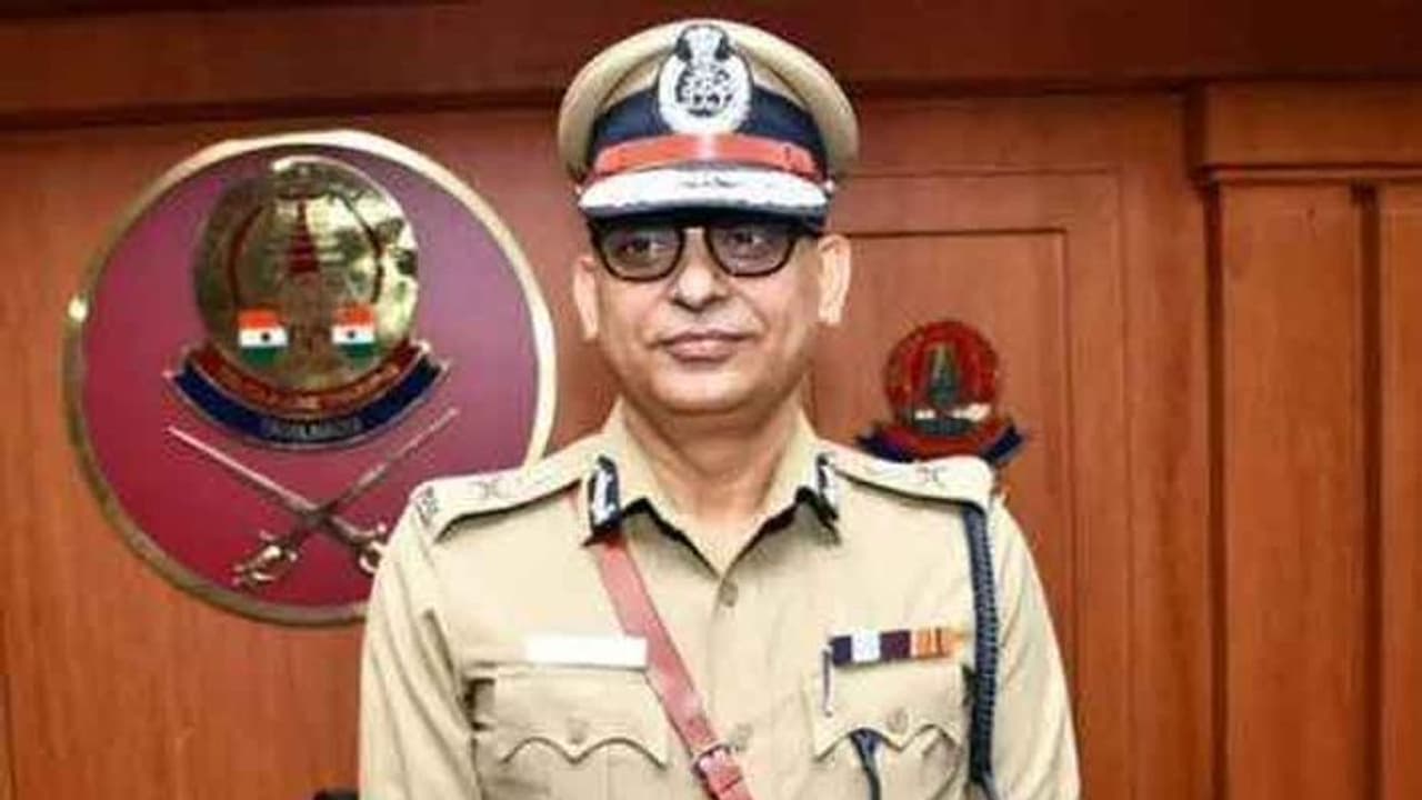 சென்னையில் ஒரே நாளில் அதிரடி.. 33 இன்ஸ்பெக்டர்கள் பணியிட மாற்றம்.. காவல் ஆணையர் சங்கர் ஜிவால்..! சென்னையில் ஒரே நாளில் அதிரடி.. 33 இன்ஸ்பெக்டர்கள் பணியிட மாற்றம்.. காவல் ஆணையர் சங்கர் ஜிவால்..!