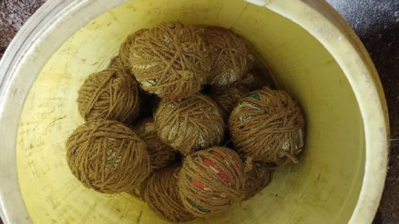 গোয়ালে রাখা প্লাস্টিকের জার দেখে সন্দেহ, বিজেপি কর্মীদের বাড়ি থেকে তাজা বোমা উদ্ধার