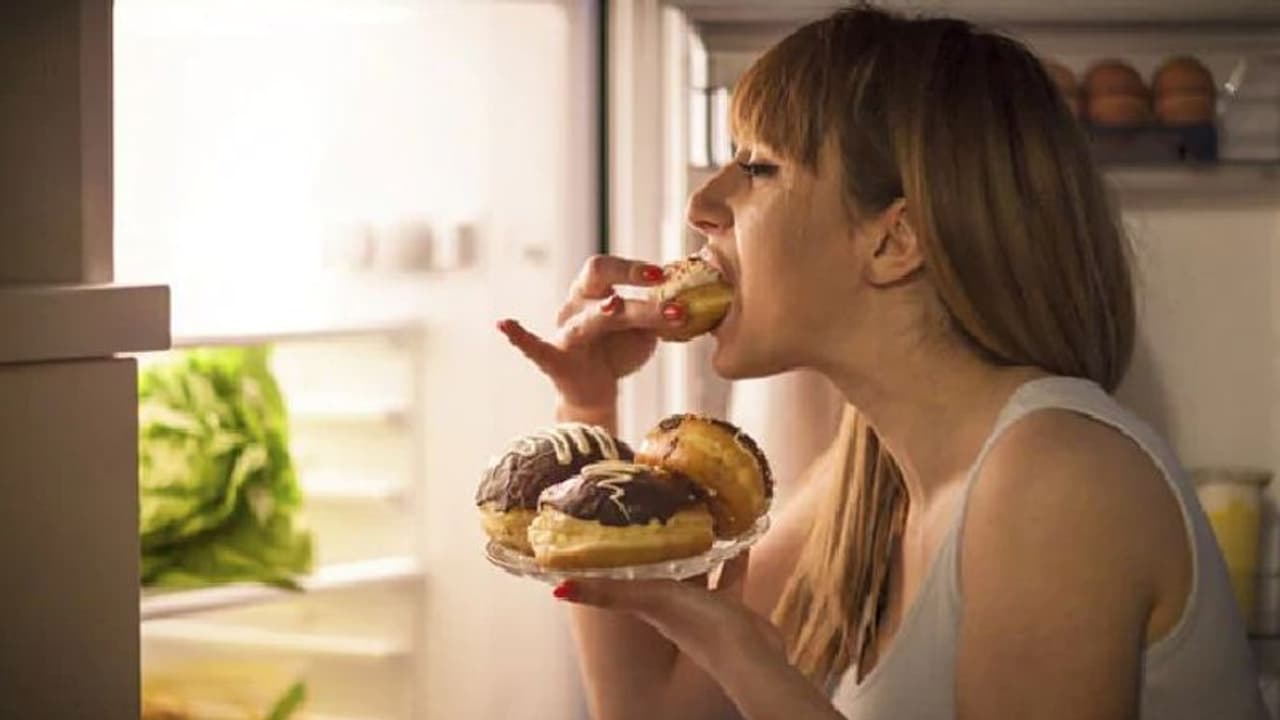 രാത്രിയില് അമിതമായി സ്നാക്സ് കഴിക്കുന്ന ശീലമുണ്ടോ? എങ്കില് ശ്രദ്ധിക്കുക... രാത്രിയില് അമിതമായി സ്നാക്സ് കഴിക്കുന്ന ശീലമുണ്ടോ? എങ്കില് ശ്രദ്ധിക്കുക...