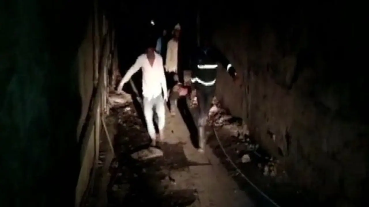 महाराष्ट्र के ठाणे में पांचवें फ्लोर का स्लैब टूटकर नीचे गिरने से 7 की मौत, राहत कार्य जारी