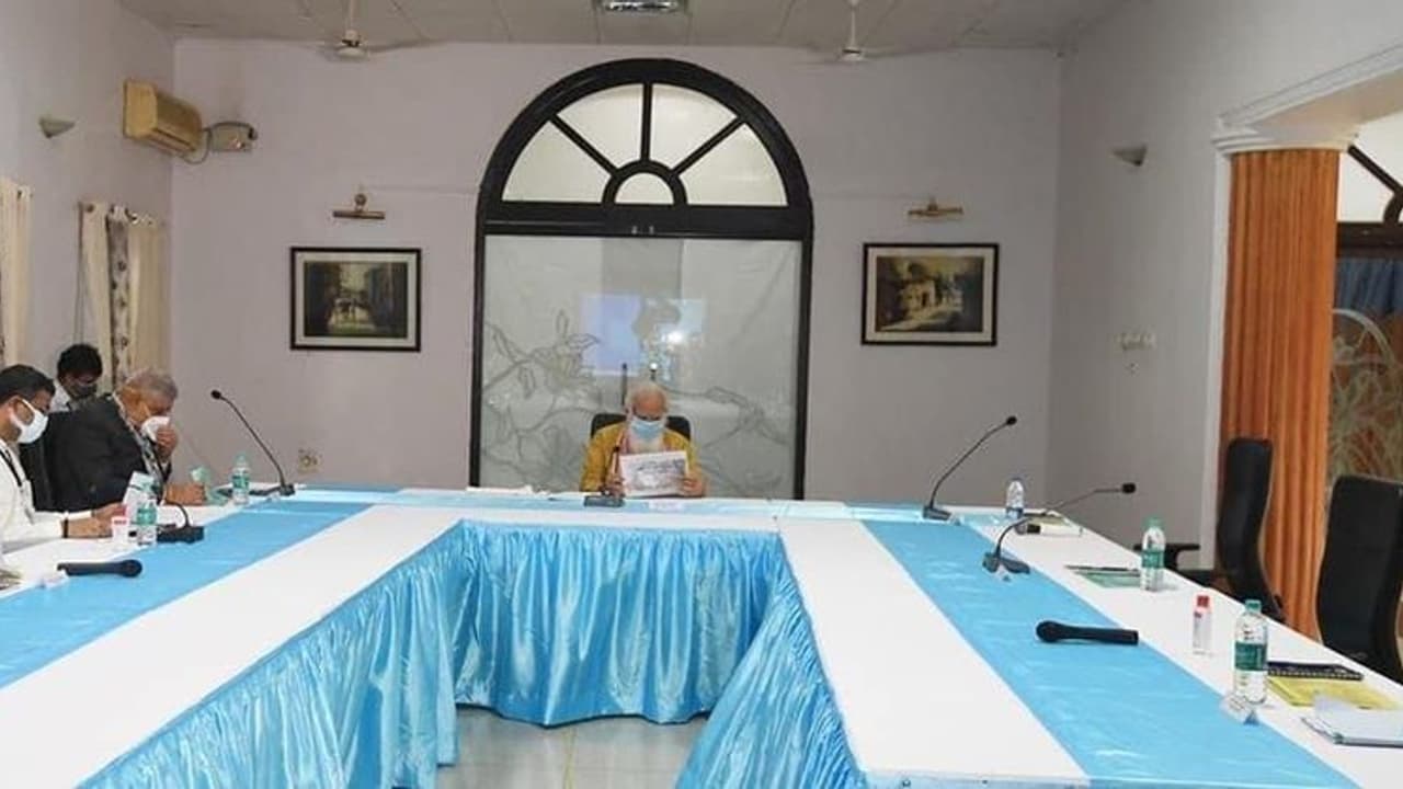 ஆணவத்தின் உச்சம்.. அரை மணி நேரமாக பிரதமரை காக்க வைத்த மம்தாவின் திமிர்த்தனம்.. எங்கபோய் முடியுமோ.? ஆணவத்தின் உச்சம்.. அரை மணி நேரமாக பிரதமரை காக்க வைத்த மம்தாவின் திமிர்த்தனம்.. எங்கபோய் முடியுமோ.?