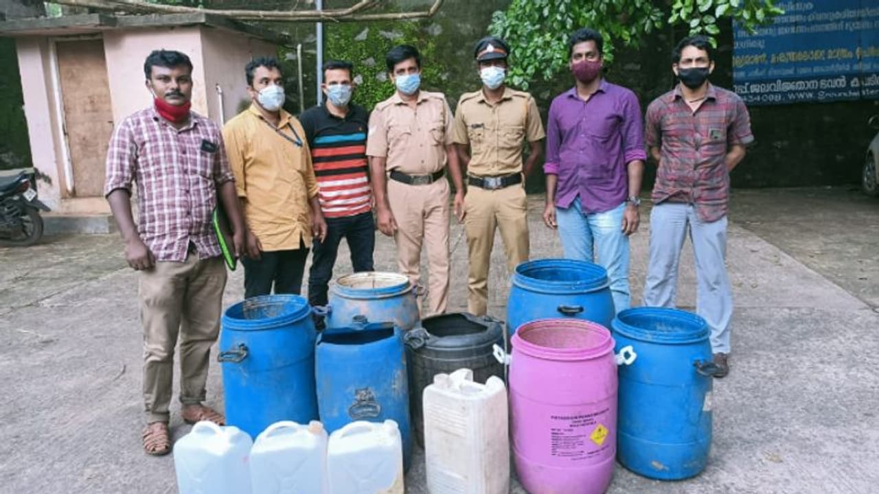 കോഴിക്കോട് എക്സൈസ് റെയ്ഡ്; തോട്ടില് ഒളിപ്പിച്ച 500 ലിറ്റർ വാഷ് നശിപ്പിച്ചു കോഴിക്കോട് എക്സൈസ് റെയ്ഡ്; തോട്ടില് ഒളിപ്പിച്ച 500 ലിറ്റർ വാഷ് നശിപ്പിച്ചു