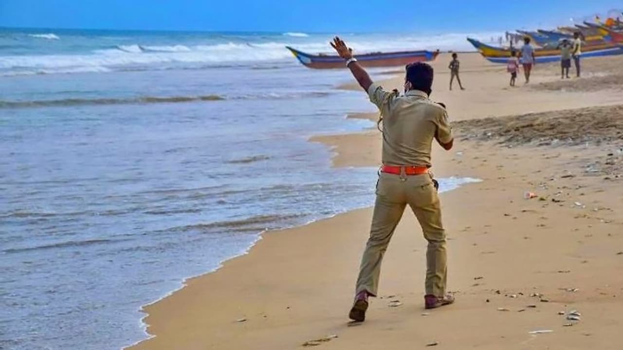 ड्यूटी सिखाने वाला पुलिसकर्मी: सुबह मां का अंतिम संस्कार किया, शाम को 2100 लोगों की जान बचाई ड्यूटी सिखाने वाला पुलिसकर्मी: सुबह मां का अंतिम संस्कार किया, शाम को 2100 लोगों की जान बचाई