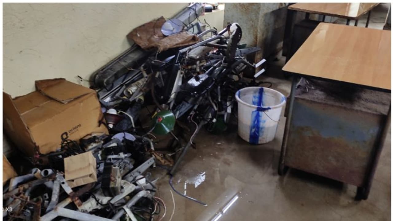 കെഎസ്ഇബി ഓഫീസിന്റെ മേല്ക്കൂര ചോരുന്നു; മീറ്ററടക്കം ഉപകരണങ്ങള് തുരുമ്പെടുത്തു കെഎസ്ഇബി ഓഫീസിന്റെ മേല്ക്കൂര ചോരുന്നു; മീറ്ററടക്കം ഉപകരണങ്ങള് തുരുമ്പെടുത്തു