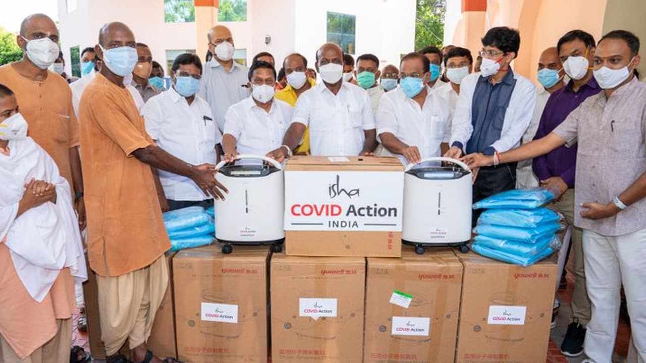 ஈஷா சார்பில் 500 ஆக்சிஜன் செறிவூட்டிகள், 2 வாகனங்கள் கோவையில் அமைச்சர்கள் முன்னிலையில் வழங்கப்பட்டது