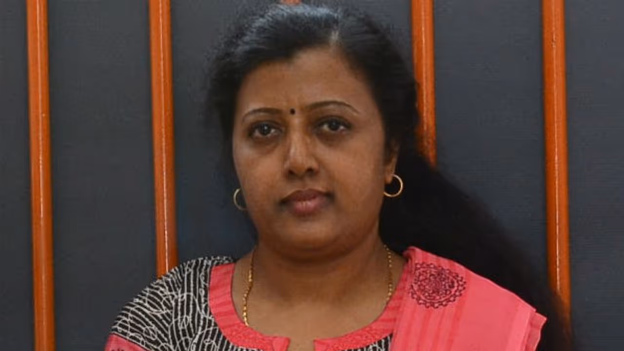 தமிழ் வாழ்க பலகையைப் பார்த்து கண்ணீரே வந்துவிட்டது... மு.க.ஸ்டாலின் அரசு பற்றி கவிஞர் தாமரையின் ரியாக்ஷன்! தமிழ் வாழ்க பலகையைப் பார்த்து கண்ணீரே வந்துவிட்டது... மு.க.ஸ்டாலின் அரசு பற்றி கவிஞர் தாமரையின் ரியாக்ஷன்!