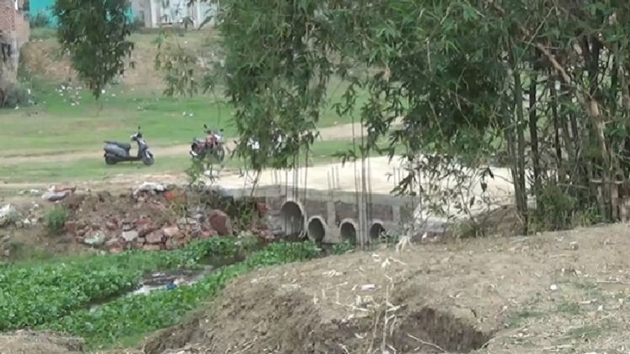 নদীর ওপর অবৈধ সেতু বানিয়ে চলছে জমি বিক্রি, হেলদোল নেই পুরসভা পুলিশের নদীর ওপর অবৈধ সেতু বানিয়ে চলছে জমি বিক্রি, হেলদোল নেই পুরসভা পুলিশের