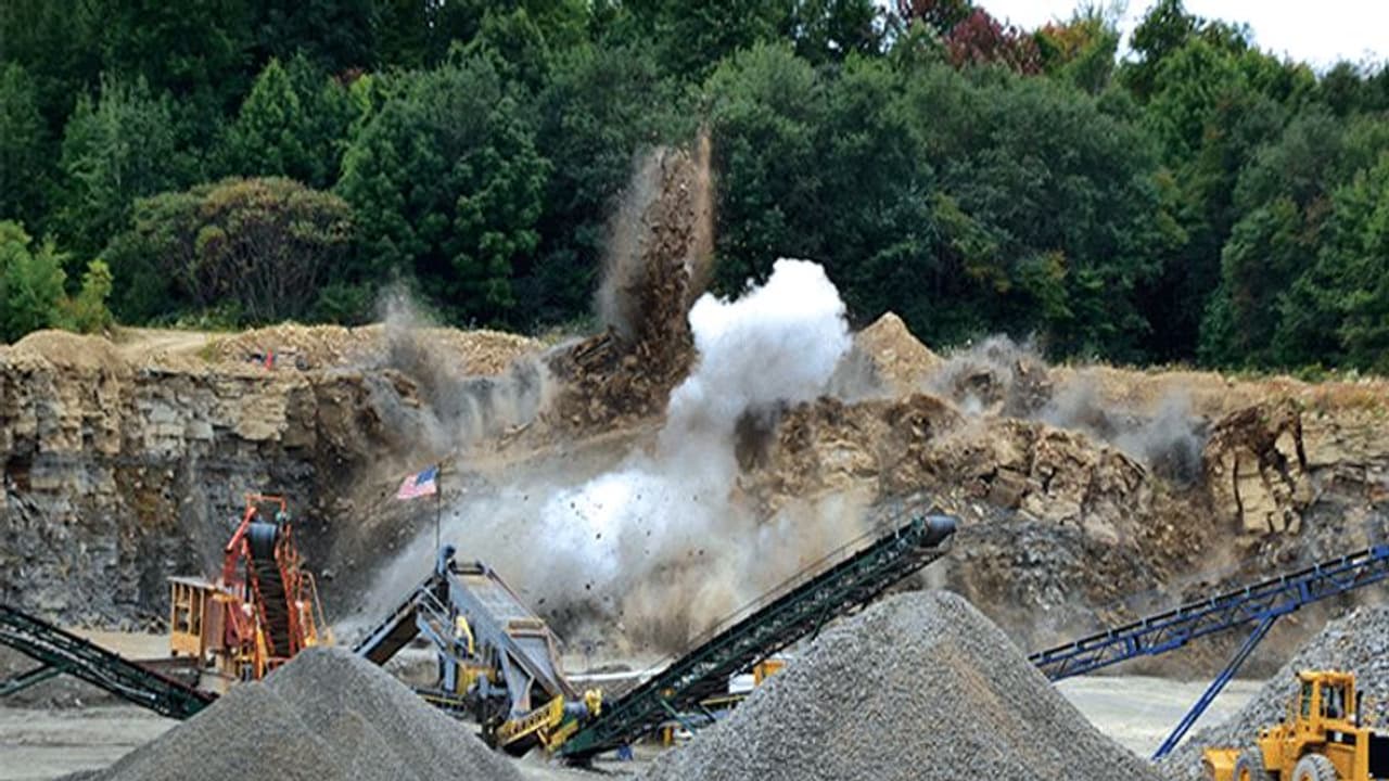 ఏపీ: గనుల శాఖ మంత్రి క్వారీ నుంచి దూసుకొచ్చిన రాయి... మామిడి కూలీ మృతి ఏపీ: గనుల శాఖ మంత్రి క్వారీ నుంచి దూసుకొచ్చిన రాయి... మామిడి కూలీ మృతి