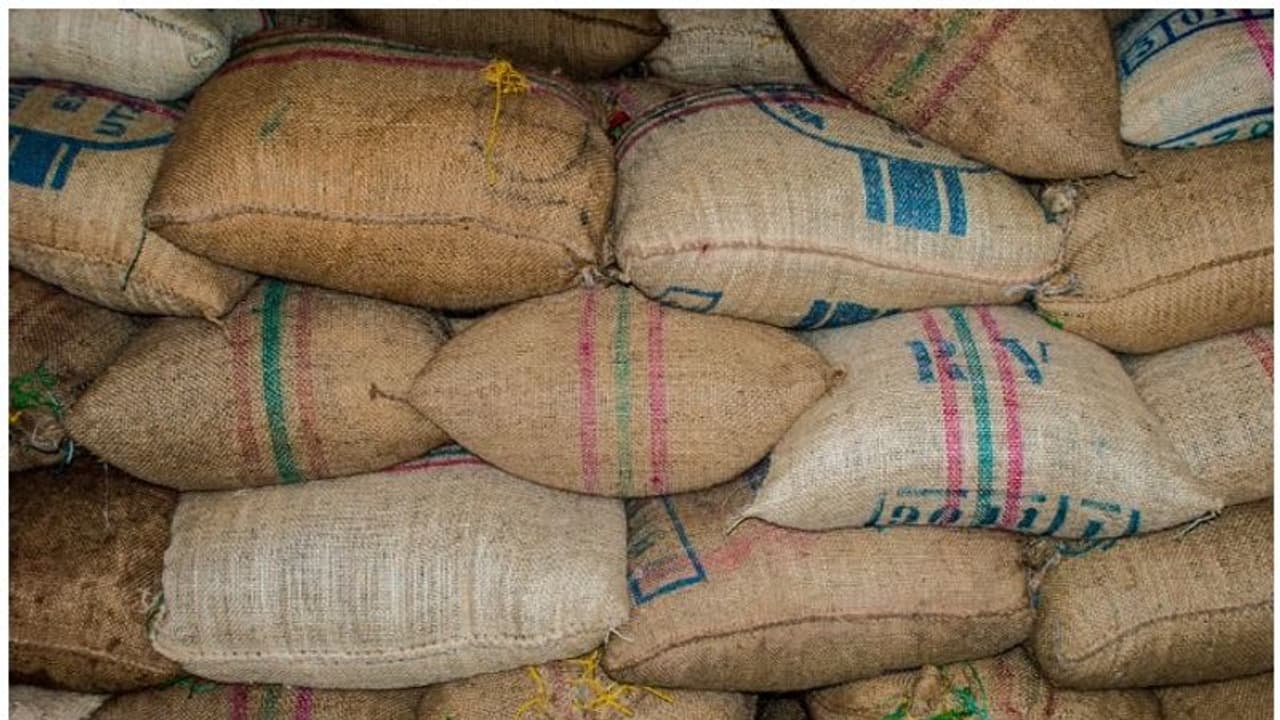 വിഴിഞ്ഞത്ത് റേഷൻ പൂഴ്ത്തിവെപ്പ്; 43 ചാക്കുകളിലായി സൂക്ഷിച്ച അരി, ഗോതമ്പ് പിടിച്ചെടുത്തു, ഒരാൾ കസ്റ്റഡിയിൽ
