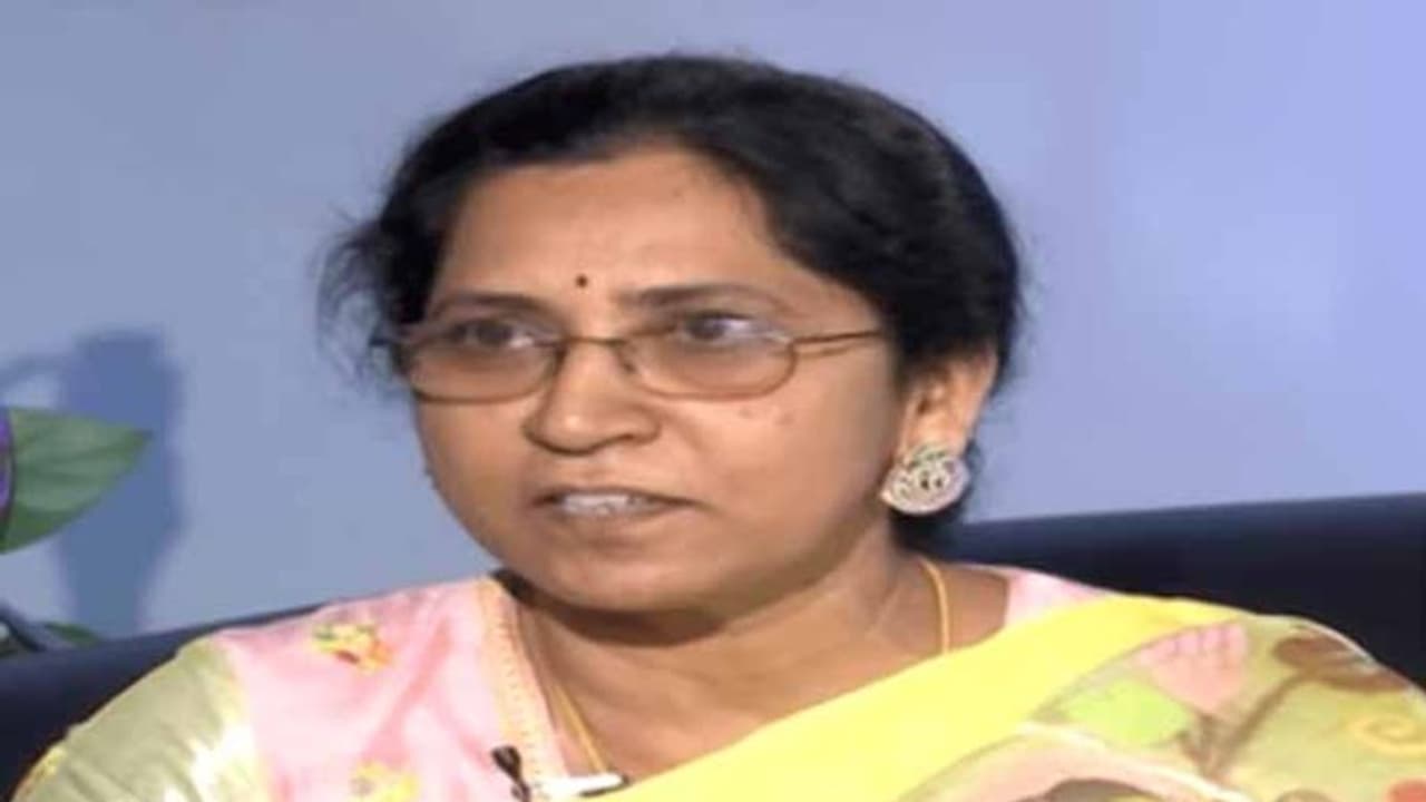 ఇంత నిర్భంధం ఉంటే ఉద్యమం సాగేదా?: కేసీఆర్ కంటే కిరణే మేలు ఇంత నిర్భంధం ఉంటే ఉద్యమం సాగేదా?: కేసీఆర్ కంటే కిరణే మేలు