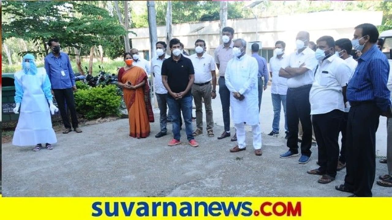 ಸೋಂಕಿತರೊಂದಿಗೆ ನೇರ ಚರ್ಚೆ : ಭೇಟಿ ವೇಳೆ ಮಾಹಿತಿ ಪಡೆದ ಸೋಮಶೇಖರ್ ಸೋಂಕಿತರೊಂದಿಗೆ ನೇರ ಚರ್ಚೆ : ಭೇಟಿ ವೇಳೆ ಮಾಹಿತಿ ಪಡೆದ ಸೋಮಶೇಖರ್