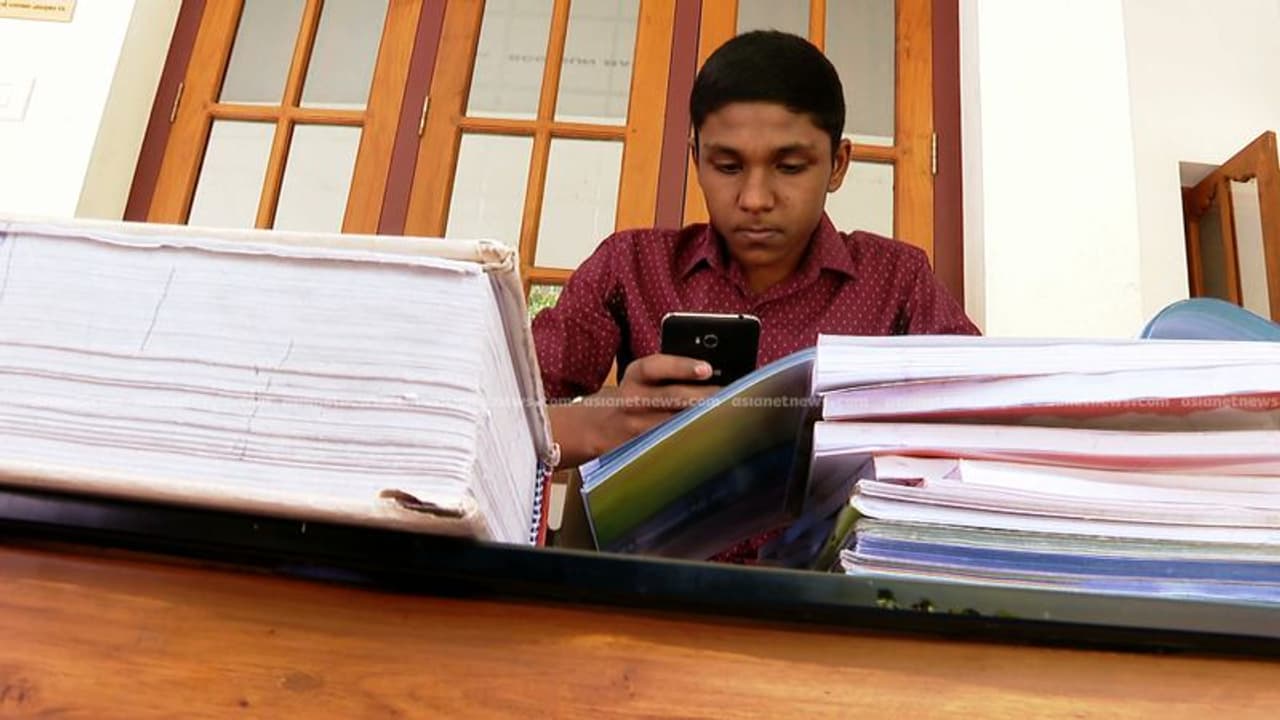 ഡിജിറ്റൽ പഠനത്തിന് സൗകര്യമില്ലാത്ത കുട്ടികളുടെ കണക്കെടുപ്പ് ഇന്ന്; 10 ദിവസത്തിനകം എല്ലാവർക്കും സൗകര്യമൊരുക്കാൻ ഡിജിറ്റൽ പഠനത്തിന് സൗകര്യമില്ലാത്ത കുട്ടികളുടെ കണക്കെടുപ്പ് ഇന്ന്; 10 ദിവസത്തിനകം എല്ലാവർക്കും സൗകര്യമൊരുക്കാൻ