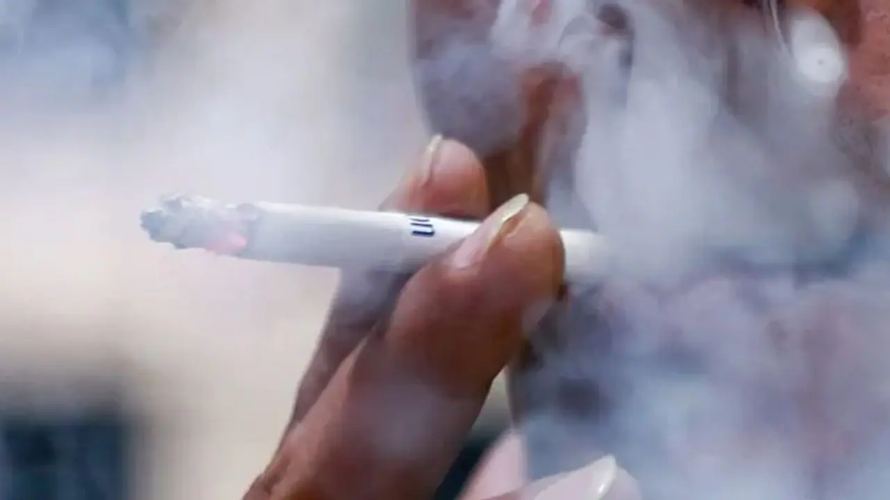 स्मोकिंग करने वालों पर ज्यादा असर डाल रहा कोरोना, मरने का खतरा भी 50% अधिक: रिपोर्ट स्मोकिंग करने वालों पर ज्यादा असर डाल रहा कोरोना, मरने का खतरा भी 50% अधिक: रिपोर्ट
