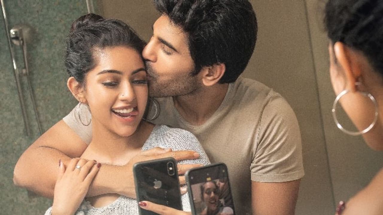 അല്ലു സിരീഷിന്റെ നായികയായി അനു ഇമ്മാനുവല്; 'പ്രേമ കടന്ത' ഫസ്റ്റ് ലുക്ക് അല്ലു സിരീഷിന്റെ നായികയായി അനു ഇമ്മാനുവല്; 'പ്രേമ കടന്ത' ഫസ്റ്റ് ലുക്ക്