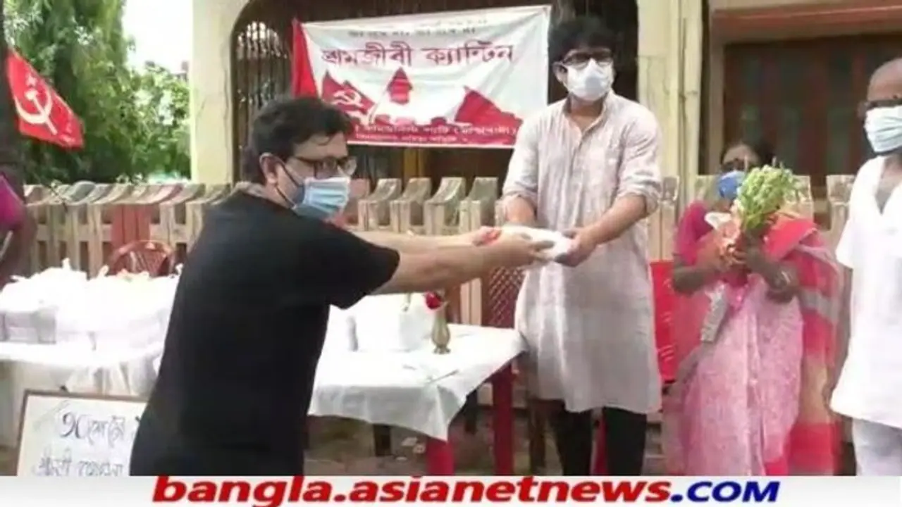 'কেন্দ্র রাজ্য ঝগড়া না করে ভ্যাকসিন দিক', সল্টলেকের 'শ্রমজীবী ক্যান্টিন' এ অভিনেতা দেবদূত ঘোষ 'কেন্দ্র রাজ্য ঝগড়া না করে ভ্যাকসিন দিক', সল্টলেকের 'শ্রমজীবী ক্যান্টিন' এ অভিনেতা দেবদূত ঘোষ