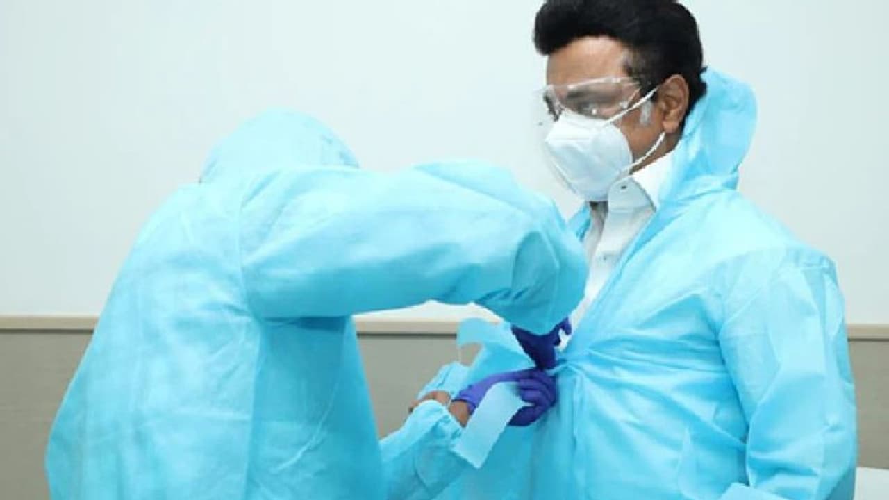 രോഗികൾക്കും ഡോക്ടർമാർക്കും ആത്മവിശ്വാസം പകരാൻ കൊവിഡ് വാര്‍ഡിലെത്തി തമിഴ് മുഖ്യന്‍