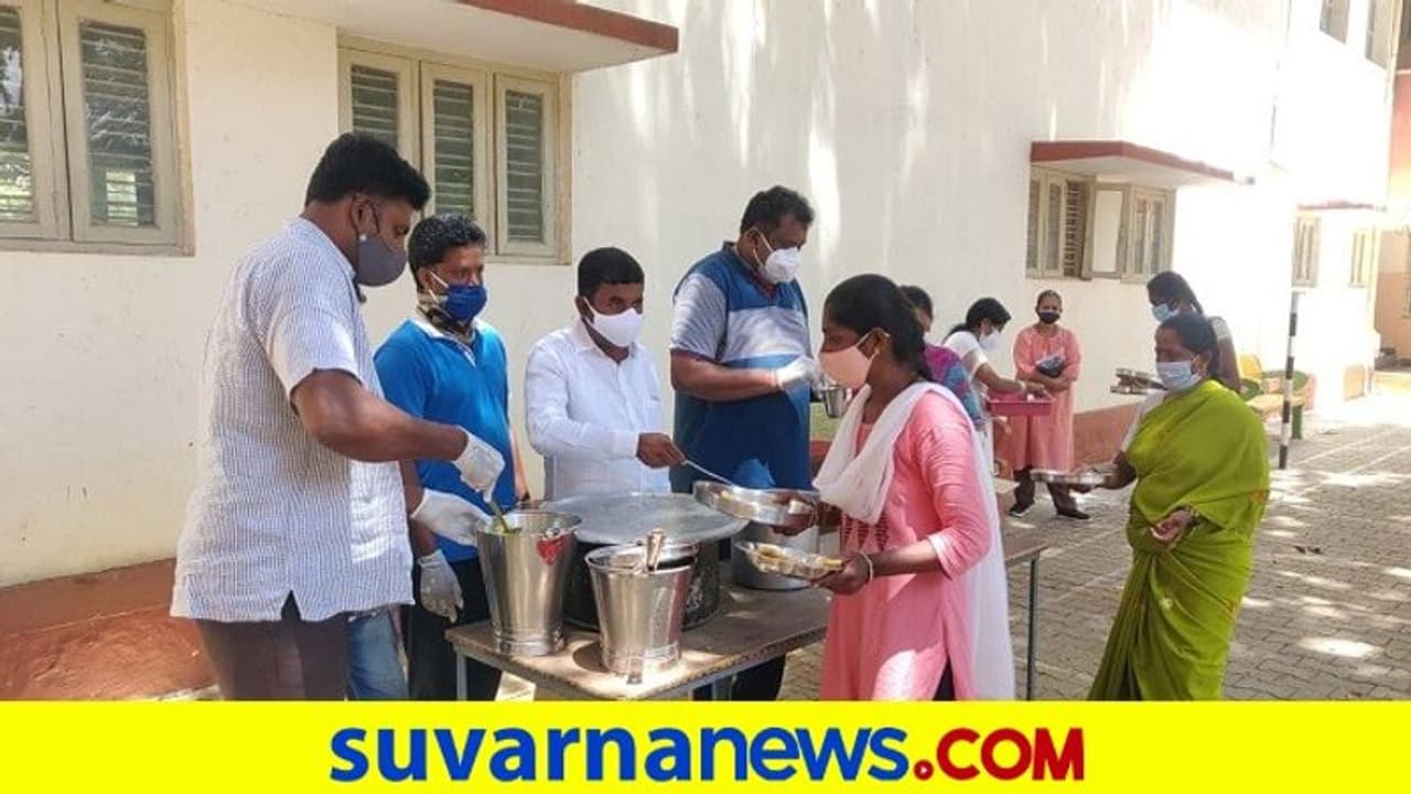 ಕೋವಿಡ್ ಕೇರ್ ಸೆಂಟರ್ನಲ್ಲಿ ಸೋಂಕಿತರಿಗೆ ಹೋಳಿಗೆ ಊಟ ಕೋವಿಡ್ ಕೇರ್ ಸೆಂಟರ್ನಲ್ಲಿ ಸೋಂಕಿತರಿಗೆ ಹೋಳಿಗೆ ಊಟ