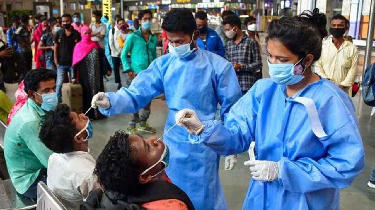 కరోనా చికిత్సకు అధిక ఫీజులు: నిజామాబాద్ లో ఆరు ప్రైవేట్ ఆసుపత్రులకు నోటీసులు కరోనా చికిత్సకు అధిక ఫీజులు: నిజామాబాద్ లో ఆరు ప్రైవేట్ ఆసుపత్రులకు నోటీసులు