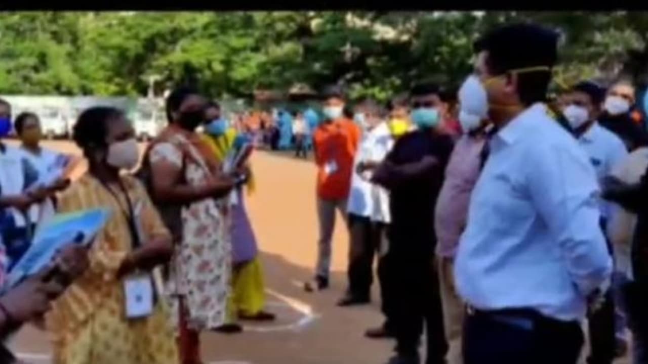 கொரோனா சங்கிலியை உடைக்கும் மகத்தான பணி தொடரட்டும். களப்பணியாளர்களை தலையில் வைத்து கொண்டாடிய மரு. எழிலன் கொரோனா சங்கிலியை உடைக்கும் மகத்தான பணி தொடரட்டும். களப்பணியாளர்களை தலையில் வைத்து கொண்டாடிய மரு. எழிலன்