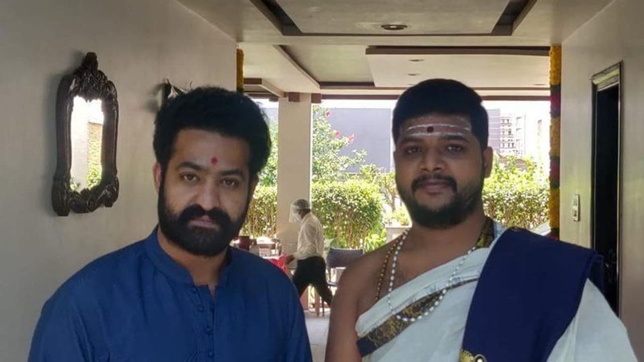 కరోనా నుండి కోలుకున్న ఎన్టీఆర్ లేటెస్ట్ లుక్ వైరల్ కరోనా నుండి కోలుకున్న ఎన్టీఆర్ లేటెస్ట్ లుక్ వైరల్