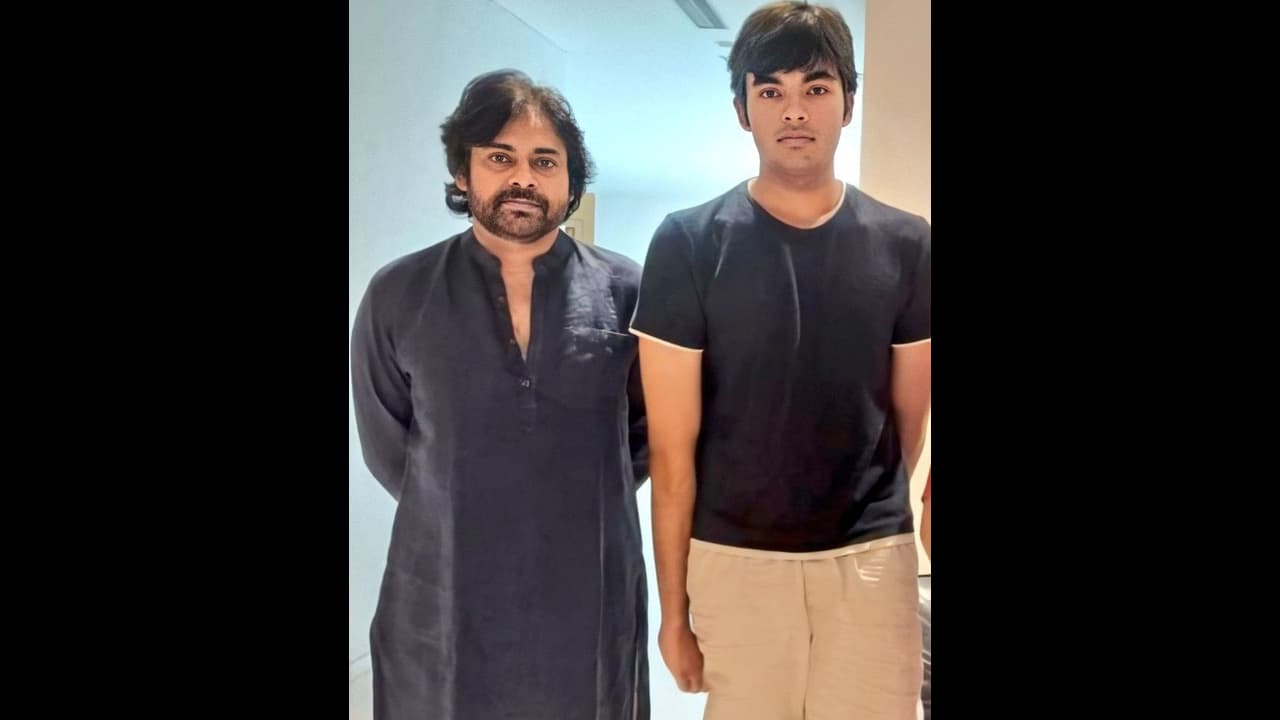 నాన్న పవన్ తో అకీరా... వీడు ఆరున్నర అడుగుల బులెట్! నాన్న పవన్ తో అకీరా... వీడు ఆరున్నర అడుగుల బులెట్!