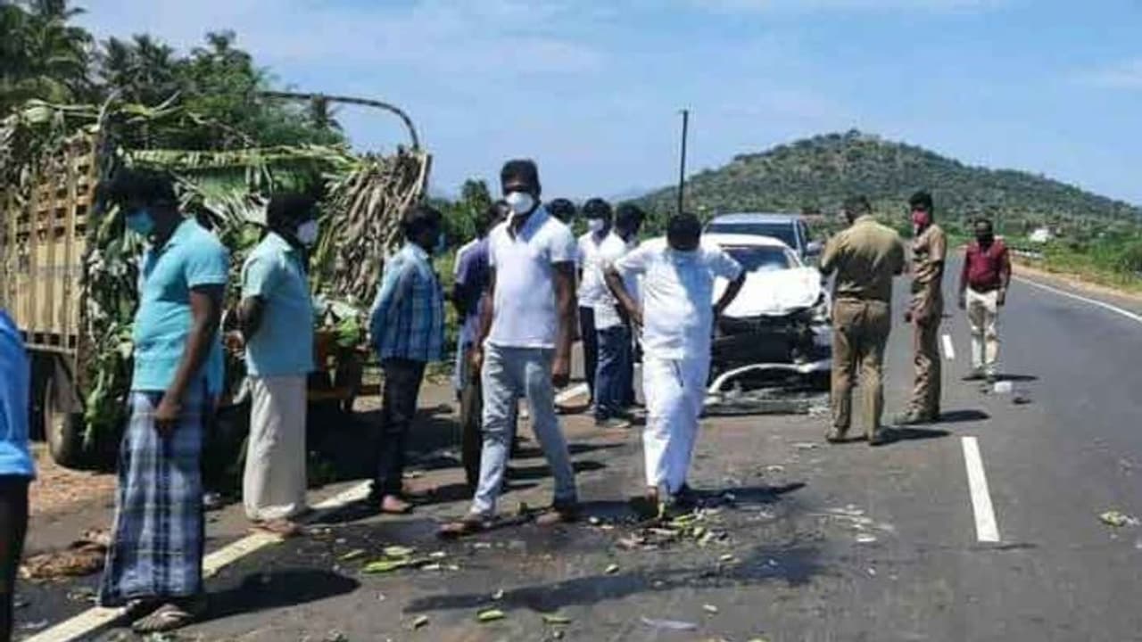 திமுக எம்எல்ஏ கார் விபத்து.. அதிஷ்டவசமாக சிறிய காயங்களுடன் உயிர் தப்பினார்.. 5 பேர் காயம்..!