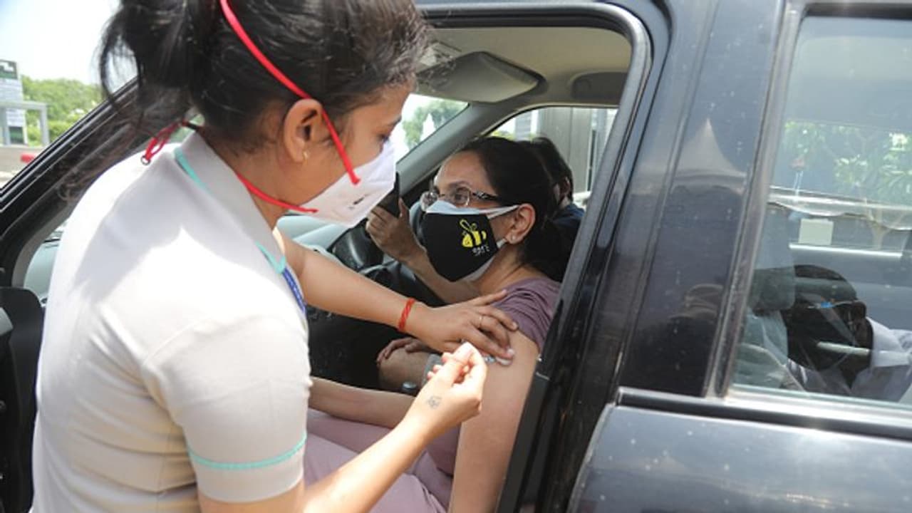 'ভ্যাকসিন অন হুইলস', করোনা মোকাবিলায় একাধিক নয়া উদ্য়োগ কলকাতা পুরসভার 'ভ্যাকসিন অন হুইলস', করোনা মোকাবিলায় একাধিক নয়া উদ্য়োগ কলকাতা পুরসভার