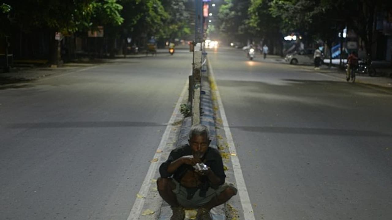 ফের চোখ রাঙাচ্ছে করোনা, বুধবার থেকে সম্পূর্ণ লকডাউন এই সাত জেলাতে ফের চোখ রাঙাচ্ছে করোনা, বুধবার থেকে সম্পূর্ণ লকডাউন এই সাত জেলাতে