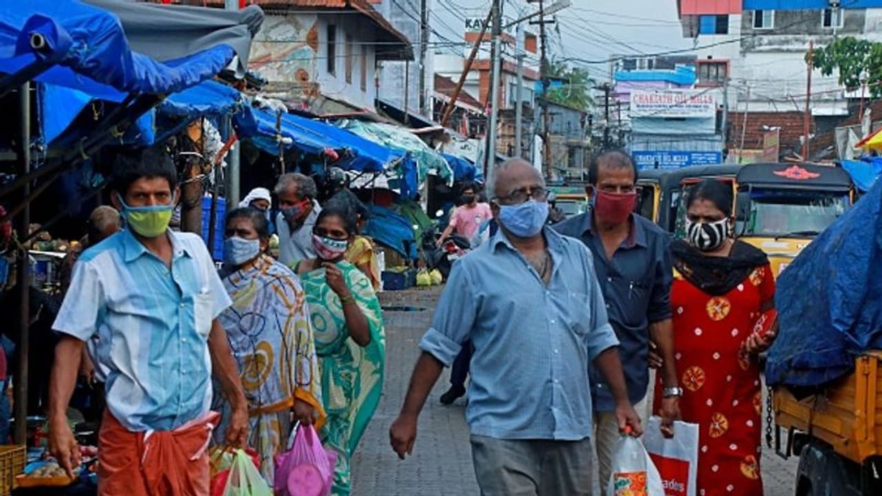 കൊവിഡ് നിയന്ത്രണങ്ങളിൽ മാറ്റം വരുത്താൻ സർക്കാർ? മാസ്ക് ധരിക്കുന്നതിലും ഇളവിന് സാധ്യത