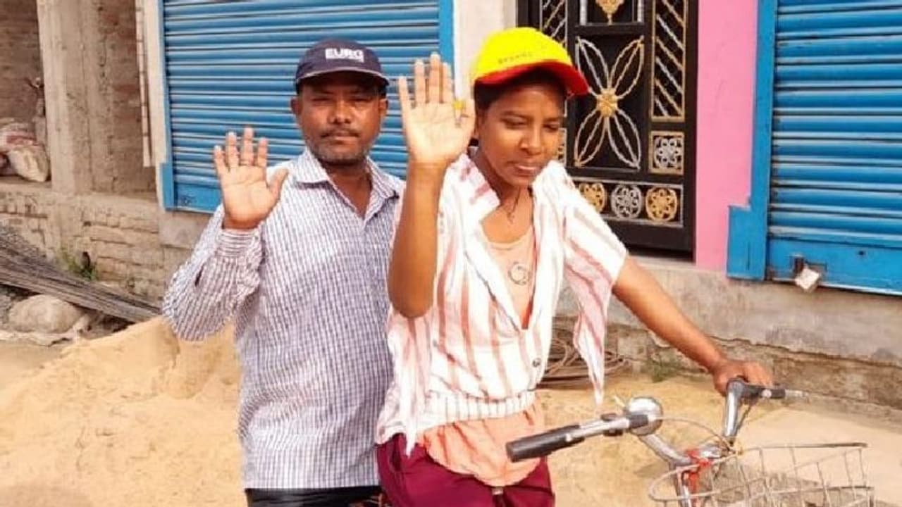 1200 കിലോമീറ്റര് മകള് ജ്യോതിയുടെ സൈക്കിളിന് പിന്നിലിരുന്ന് നാട്ടിലെത്തിയ പിതാവ് മരിച്ചു 1200 കിലോമീറ്റര് മകള് ജ്യോതിയുടെ സൈക്കിളിന് പിന്നിലിരുന്ന് നാട്ടിലെത്തിയ പിതാവ് മരിച്ചു