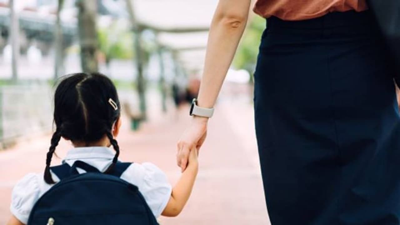 এক সন্তান নীতির পক্ষে জোর সওয়াল, প্রধানমন্ত্রীর কাছে বিষয়টি তুলবেন বলে জানালেন কেন্দ্রীয় মন্ত্রী এক সন্তান নীতির পক্ষে জোর সওয়াল, প্রধানমন্ত্রীর কাছে বিষয়টি তুলবেন বলে জানালেন কেন্দ্রীয় মন্ত্রী