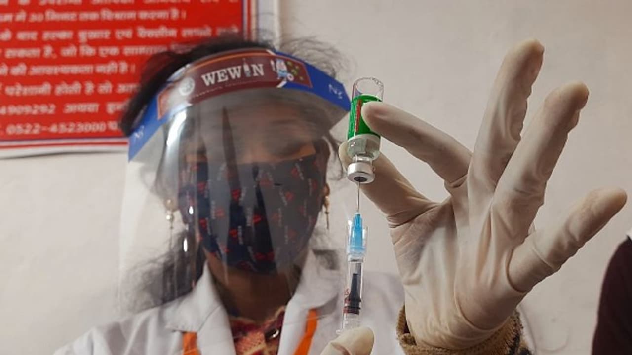 హైద్రాబాద్ నుండి మరో కరోనా వ్యాక్సిన్: 30 కోట్ల డోసులు ఆర్డర్ చేసిన కేంద్రం హైద్రాబాద్ నుండి మరో కరోనా వ్యాక్సిన్: 30 కోట్ల డోసులు ఆర్డర్ చేసిన కేంద్రం