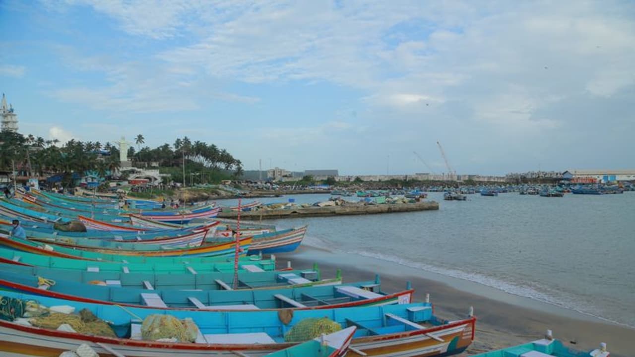 ఆ ఊరిలో ‘సార్’, ‘మేడం’ పిలుపులు బ్యాన్.. అధికారులను పేరుపెట్టే పిలవాలి..! ఆ ఊరిలో ‘సార్’, ‘మేడం’ పిలుపులు బ్యాన్.. అధికారులను పేరుపెట్టే పిలవాలి..!