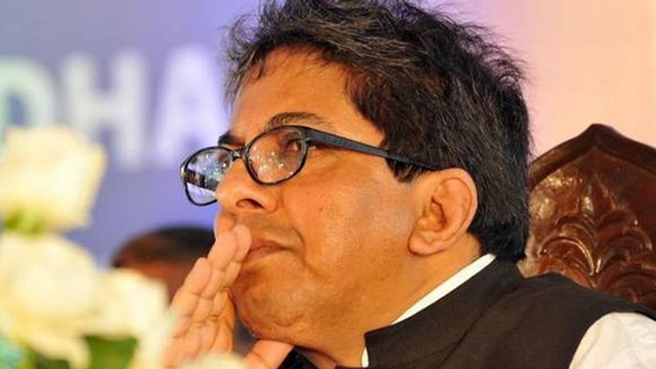 जानिए कौन हैं अलपन बंद्योपाध्याय, जिनके लिए केंद्र सरकार से भिड़ गईं ममता बनर्जी जानिए कौन हैं अलपन बंद्योपाध्याय, जिनके लिए केंद्र सरकार से भिड़ गईं ममता बनर्जी