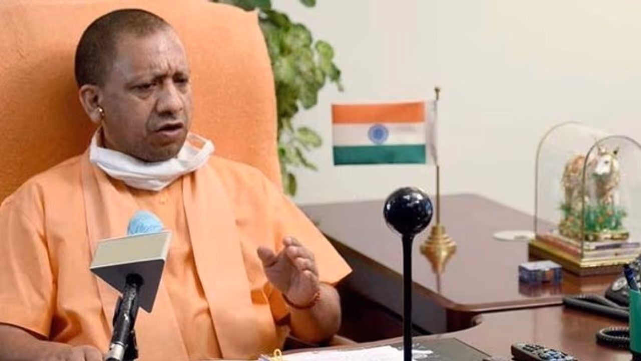 ক্যামেরার সামনেই মহিলার শাড়ি টেনে খুলে ফেলার চেষ্টা, নির্বাচনের নামে ধুন্ধুমার যোগীরাজ্যে ক্যামেরার সামনেই মহিলার শাড়ি টেনে খুলে ফেলার চেষ্টা, নির্বাচনের নামে ধুন্ধুমার যোগীরাজ্যে