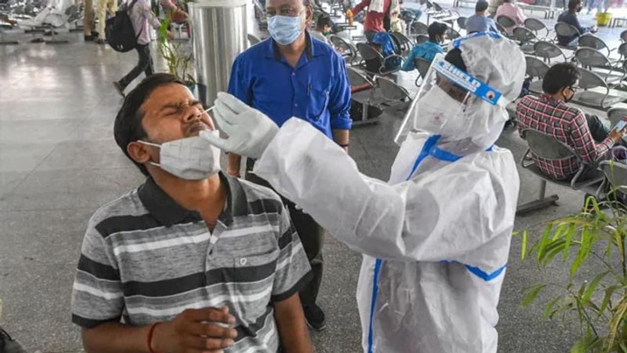 స్వల్పంగా తగ్గిన కేసులు: కొత్తగా 249 మందికి పాజిటివ్, తెలంగాణలో 6,61,551కి చేరిన సంఖ్య స్వల్పంగా తగ్గిన కేసులు: కొత్తగా 249 మందికి పాజిటివ్, తెలంగాణలో 6,61,551కి చేరిన సంఖ్య