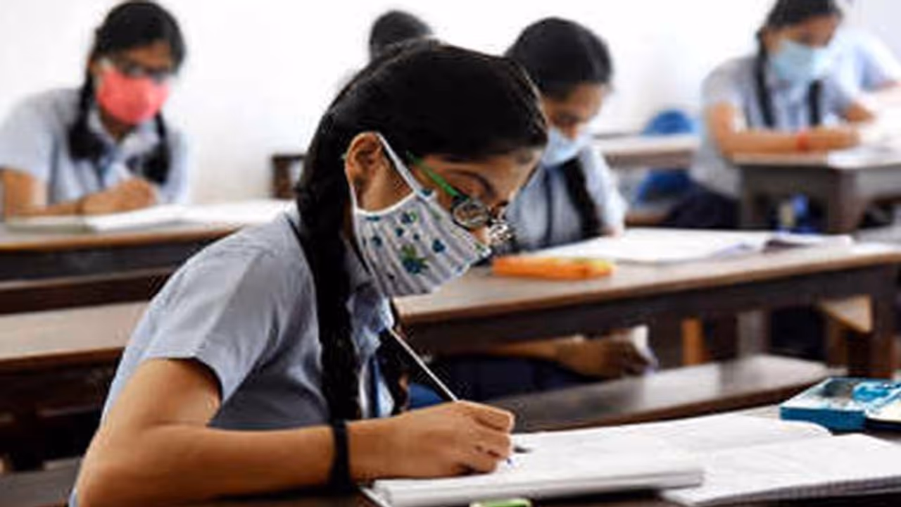 മഴക്കെടുതി, സംസ്ഥാനത്ത് നാളെ നടത്താനിരുന്ന പരീക്ഷകൾ മാറ്റിവെച്ചു