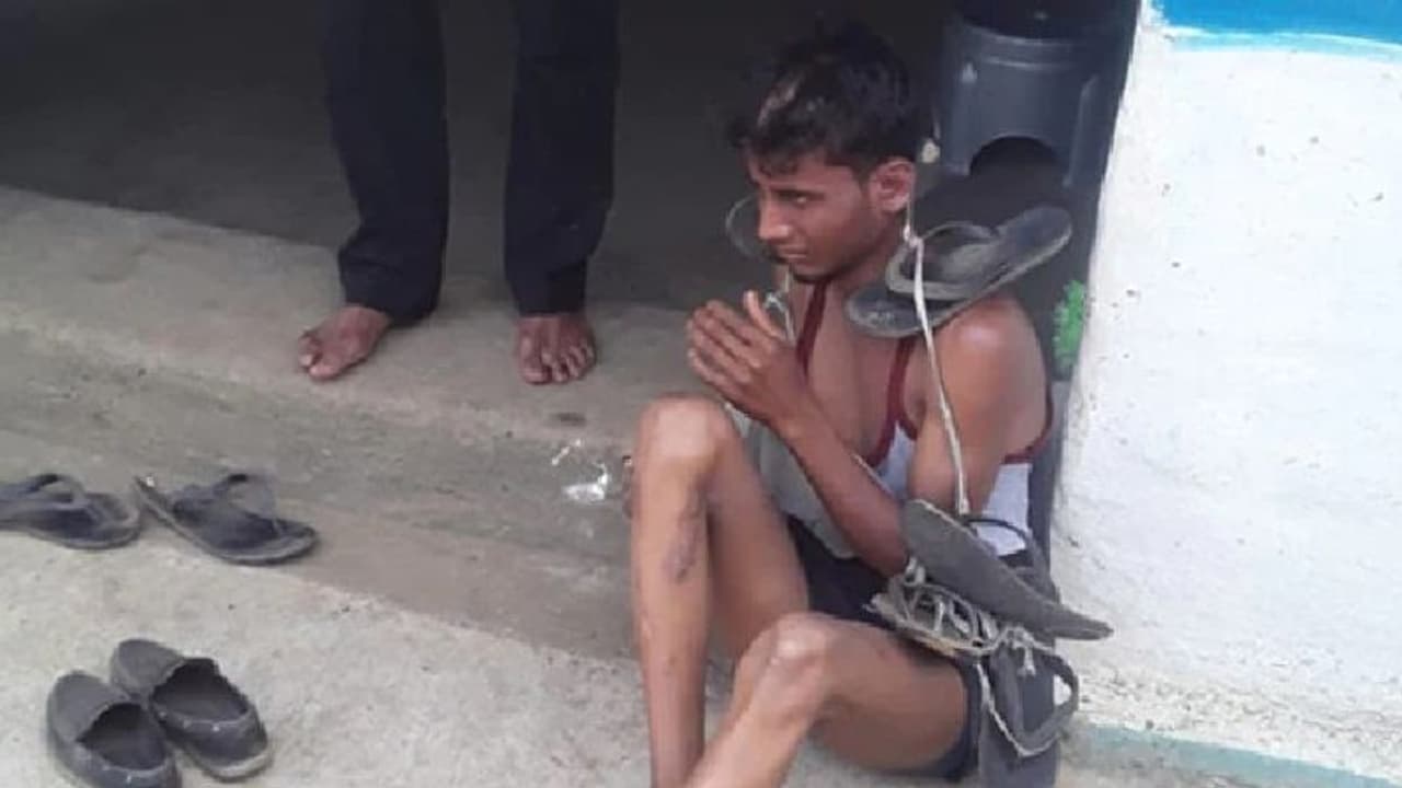 इस लड़के को प्यार करने की मिली खौफनाक सजा, बेरहमी से पीटा..गंजा किया जूतों की माला पहनाकर जुलूस निकाला इस लड़के को प्यार करने की मिली खौफनाक सजा, बेरहमी से पीटा..गंजा किया जूतों की माला पहनाकर जुलूस निकाला