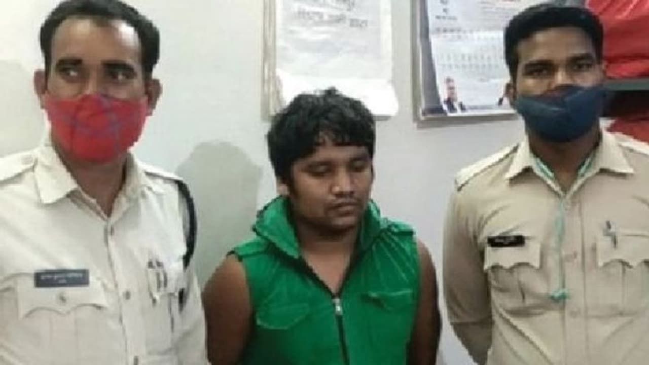 आधी रात के बाद बेटा बना राक्षस: पिता की कुल्हाड़ी से काट डाली गर्दन, साथ खाना खाया और सोने भी साथ गए आधी रात के बाद बेटा बना राक्षस: पिता की कुल्हाड़ी से काट डाली गर्दन, साथ खाना खाया और सोने भी साथ गए