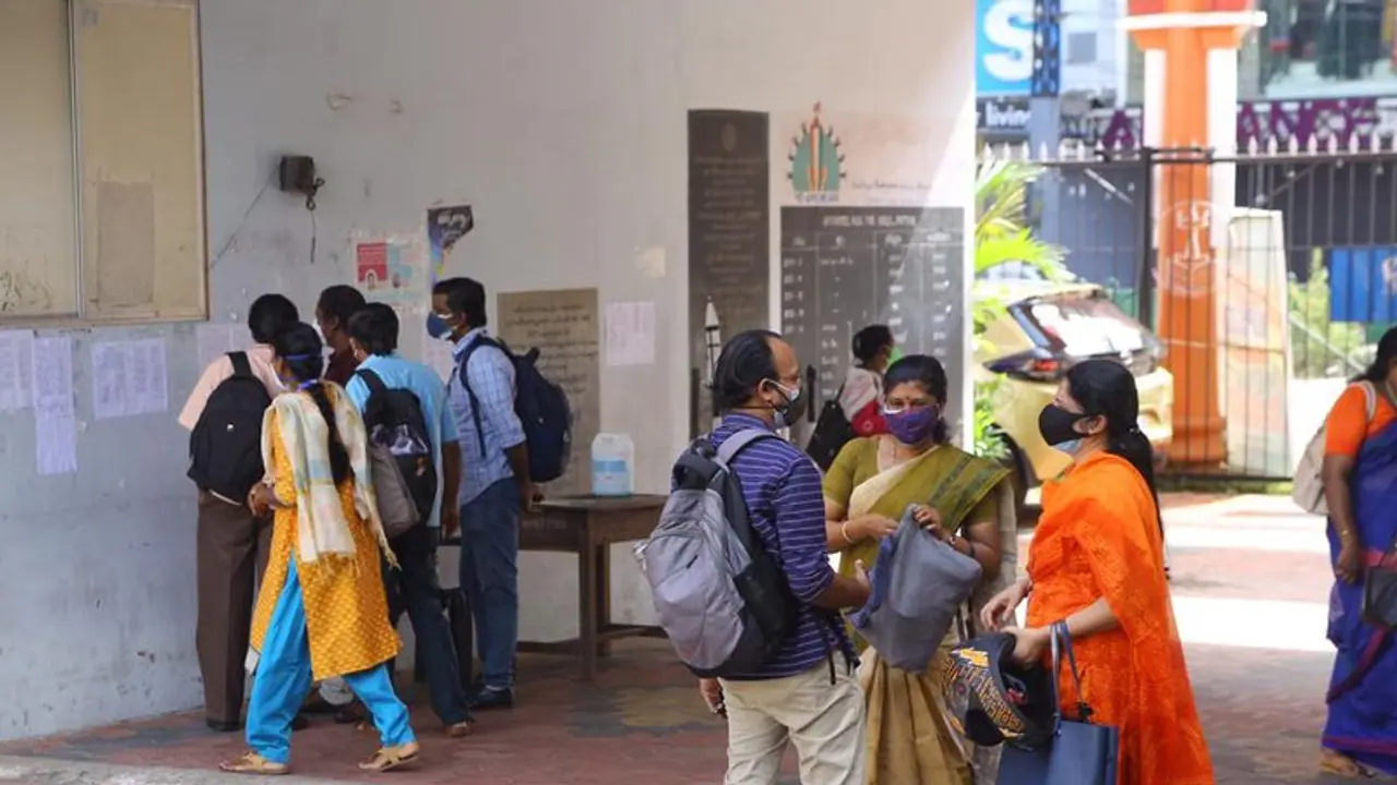 ప్రత్యక్ష తరగతులకే తెలంగాణ సర్కార్ మొగ్గు: జూలై 1 నుండి విద్యాసంస్థల ప్రారంభం ప్రత్యక్ష తరగతులకే తెలంగాణ సర్కార్ మొగ్గు: జూలై 1 నుండి విద్యాసంస్థల ప్రారంభం