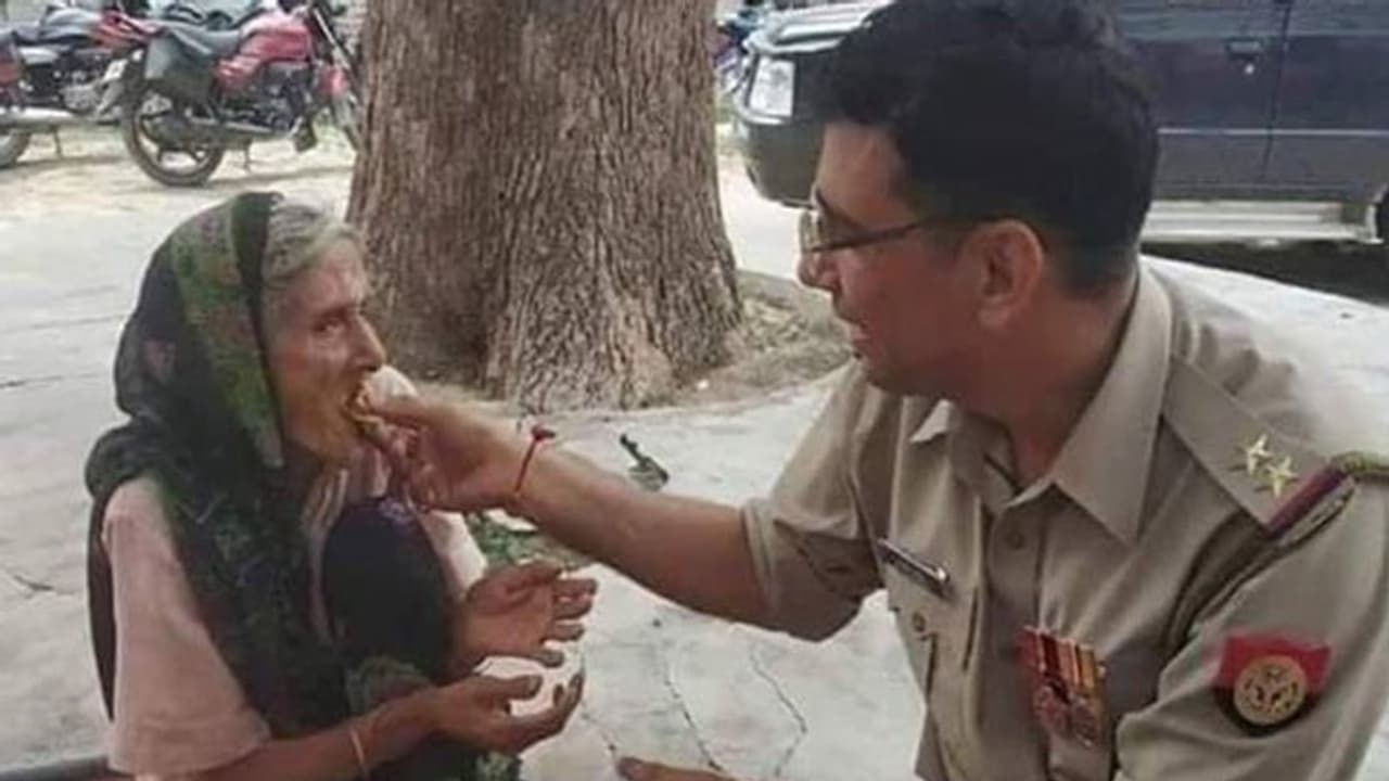भूखी महिला को पुलिसवाले ने अपने हाथ से खिलाया खाना, सोशल मीडिया में वायरल हुए फोटो भूखी महिला को पुलिसवाले ने अपने हाथ से खिलाया खाना, सोशल मीडिया में वायरल हुए फोटो