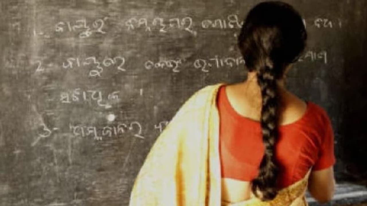 लॉकडाउन में 11वीं के स्टूडेंट के प्यार में पागल हुई तलाकशुदा लेडी टीचर, 4 घंटे लेती ट्यूशन..फिर भगा ले गई