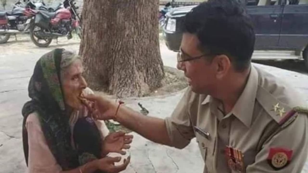 पुलिस का एक चेहरा ऐसा भीः बेघर बुजुर्ग महिला को बैठकर अपने हाथ से खिलाया खाना पुलिस का एक चेहरा ऐसा भीः बेघर बुजुर्ग महिला को बैठकर अपने हाथ से खिलाया खाना
