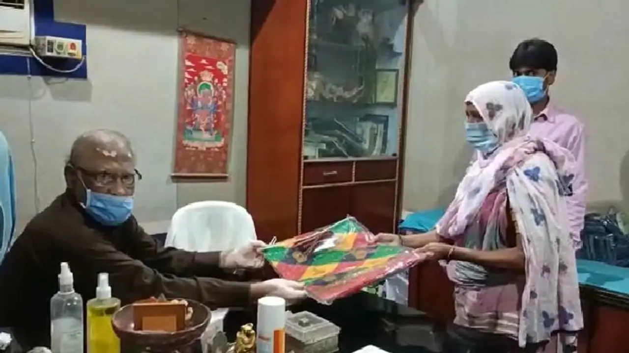 সাইক্লোনে সব হারানো মানুষের জন্য বস্ত্রদান শিবির, দুর্গতদের হাতে যাতায়াত ভাড়া তুলে দিচ্ছেন প্রবীণ চিকিৎসক সাইক্লোনে সব হারানো মানুষের জন্য বস্ত্রদান শিবির, দুর্গতদের হাতে যাতায়াত ভাড়া তুলে দিচ্ছেন প্রবীণ চিকিৎসক