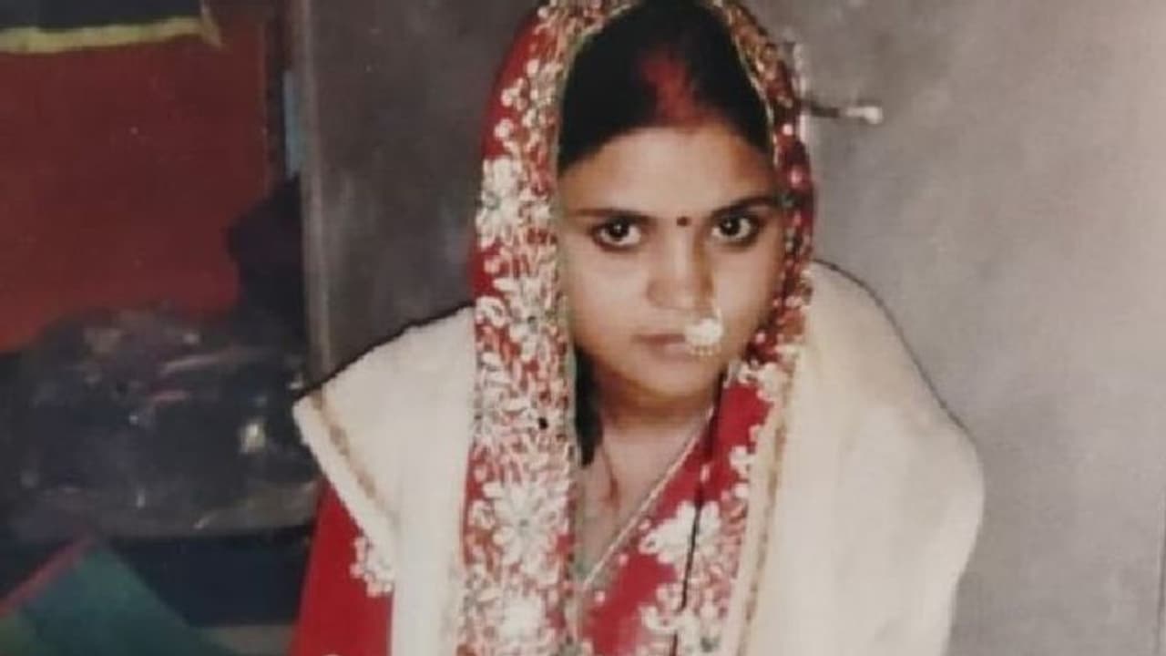 एक दुल्हन ऐसी भी: शादी के 3 दिन बाद ही ससुराल में कर गई कांड, पिता ने खुद कराई बेटी के खिलाफ FIR एक दुल्हन ऐसी भी: शादी के 3 दिन बाद ही ससुराल में कर गई कांड, पिता ने खुद कराई बेटी के खिलाफ FIR