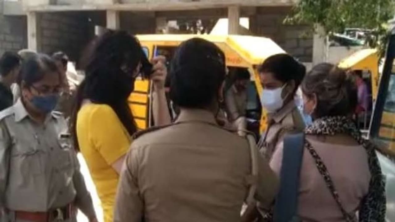 यूपी में हाई प्रोफाइल जिस्मफरोशी रैकेट का भंडाफोड़, वेबसाइट के जरिए ग्राहकों से ऐसे होती थी डील यूपी में हाई प्रोफाइल जिस्मफरोशी रैकेट का भंडाफोड़, वेबसाइट के जरिए ग्राहकों से ऐसे होती थी डील