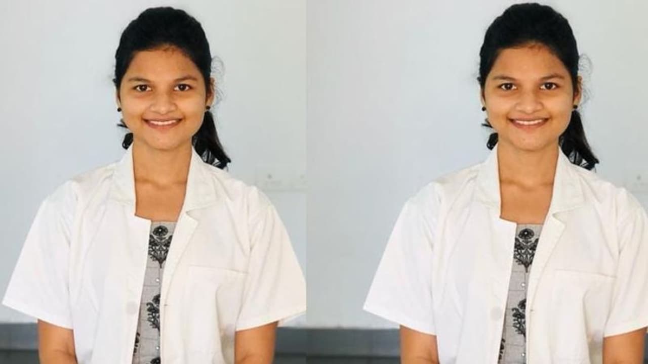 ఎంబీబీఎస్ ఫస్ట్క్లాస్లో పాస్.. ఆశ్రమంలో కోవిడ్ రోగులకు చికిత్స, మహమ్మారికి బలైన వైద్య విద్యార్ధిని ఎంబీబీఎస్ ఫస్ట్క్లాస్లో పాస్.. ఆశ్రమంలో కోవిడ్ రోగులకు చికిత్స, మహమ్మారికి బలైన వైద్య విద్యార్ధిని