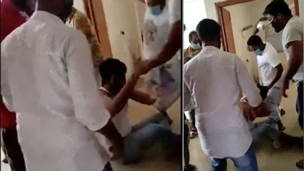 ಅಸ್ಸಾಂ: ಕೊರೋನಾ ರೋಗಿ ಸಾವು, ಡಾಕ್ಟರ್ಗೆ ಥಳಿತ: ಗರಂ ಆದ ಸಿಎಂ, 3 ಮಂದಿ ಅರೆಸ್ಟ್! ಅಸ್ಸಾಂ: ಕೊರೋನಾ ರೋಗಿ ಸಾವು, ಡಾಕ್ಟರ್ಗೆ ಥಳಿತ: ಗರಂ ಆದ ಸಿಎಂ, 3 ಮಂದಿ ಅರೆಸ್ಟ್!